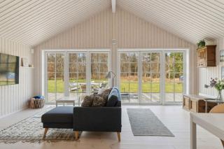 Modern Holiday Home With Large Garden Near Beach - 4