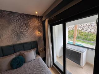 Pool View Stylish 3BR, 2BA Apartment, 5-min to Beach & TGV - 7