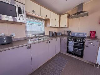 Modern 6 Berth Caravan With Free Wifi Nearby Pakefield Beach Ref 68028Cr - Lowestoft - 1
