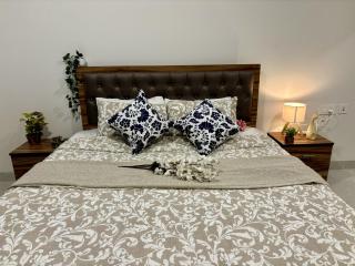Vibrant 2 BHK Apartment Near Airport - Mumbai - 1