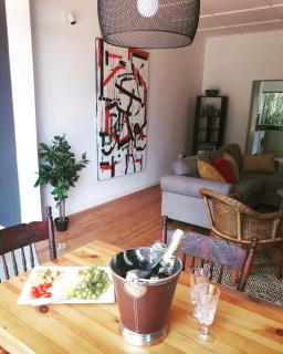 Stylish 2 bed on Florida Rd Amazing location! - Durban - 7