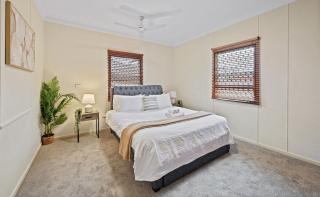 King Bed, Shared Bath, 5BR Home In Beenleigh For 2 - Beenleigh - 5
