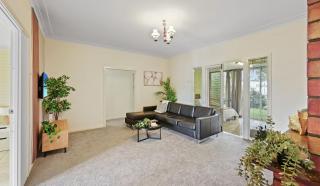 King Bed, Shared Bath, 5BR Home In Beenleigh For 2 - Beenleigh - 2