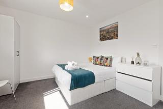 South Harrow Apartment - 4