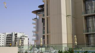1BR Masdar Apt Poolside Comfort and Near Airport - Abu Dhabi - 5