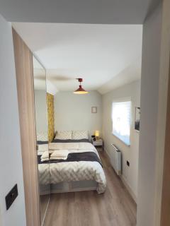 Chic Cozy Room with PS5 and Mini Bar - Wainscot - 8