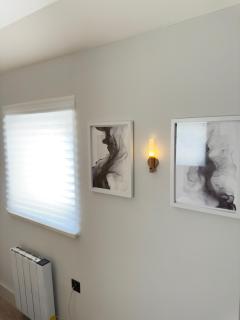 Chic Cozy Room with PS5, Mini Bar & Shared Spaces - Wainscot - 3