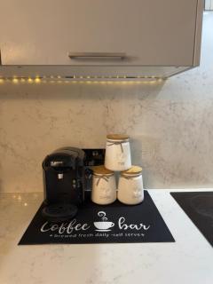 Chic Cozy Room with PS5, Mini Bar & Shared Spaces - 1