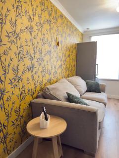 Chic Cozy Room with PS5, Mini Bar & Shared Spaces - Wainscot - 6