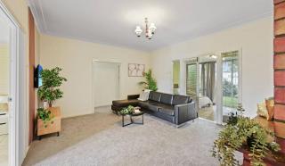 Cozy Queen Room Walk To Museum & Marketplace - Bedroom4 - Yatala - 4
