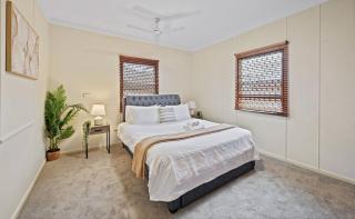Cozy Queen Room Walk To Museum & Marketplace - Bedroom4 - Yatala - 9