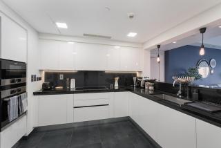 Free housekeeping visits during your stay - StayShort - Superb 3BR in Palm Jumeirah With Unmatched Views - 5