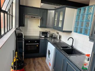 City-Centre 1-Bed Apt with Balcony - Steps from Nightlife - Liverpool - 2