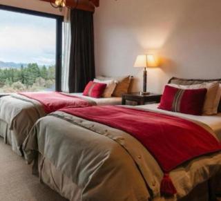 Exclusiva Casa de Categoría a Estrenar con Piscina Climatizada y Yacuzzi en San Martin de los Andes - San Martín de los Andes - 2