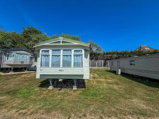 Superb Caravan At Kessingland Beach In Suffolk, Sleeps 8 Ref 90015Bc - Benacre - 0