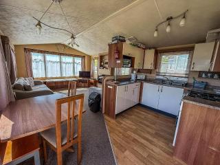 Superb Caravan At Kessingland Beach In Suffolk, Sleeps 8 Ref 90015Bc - Benacre - 2