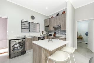 Modern 2 Bed 2 Bath Oasis in Prime Location - Johannesburg - 8
