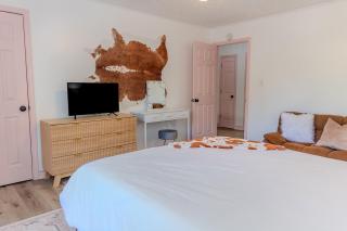 The Dolly-1/2 mi from the Square - 5