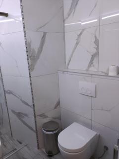 Seafront Apartment - Sleeps 13 - Parking - Balcony - 4