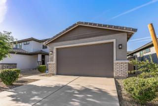 Entire Home 3 Beds & 2 Bath in Surprise Arizona - Surprise - 4