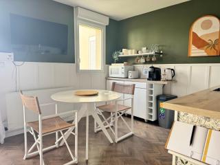 Idéal couple - La Petite Oasis - 10min à pieds du centre ville & plage - 2km du Centre Juno Beach - 23min du Mémorial de Caen - wifi gratuit - 2