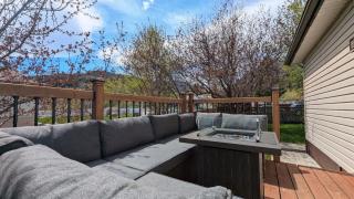 Hillcrest Hideaway: Spacious Mountain View Oasis - - 6