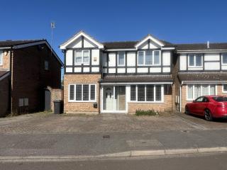 Charming Houghton Regis House with 4 Bedrooms - Dunstable - 0