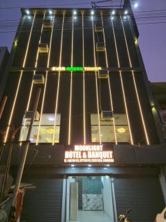 Vroom Hotel Moonlight & Banquet - 4