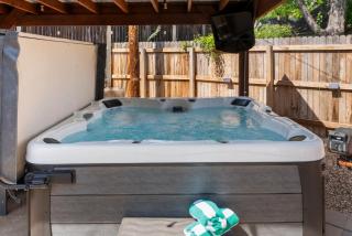 Castle Stay by Gathering Place Hot Tub & Fire Pit - 9