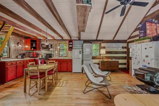 River Walk Cottage - Hot Tub - Pet Friendly - Swing - Screen Porch - River Access - Fire Pit - Wifi - Grill - Deck - King Bed - Great Cacapon - 6