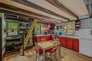 River Walk Cottage - Hot Tub - Pet Friendly - Swing - Screen Porch - River Access - Fire Pit - Wifi - Grill - Deck - King Bed - Great Cacapon - 4