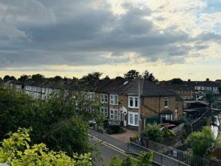 Charming 2 Bedroom Flat with Urban Views - 6