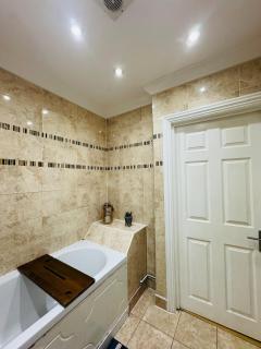 Charming 2 Bedroom Flat with Urban Views - Romford - 3