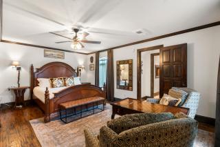 Castle Stay by Gathering Place Hot Tub & Fire Pit - 4