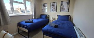 Baldovan Heights - 3 Rooms, 6 Beds, TV's and Ceiling Fans Each Room, Fully Equipped, 5 mins to Centre and Ring Road, Perfectly Suited to Groups and Long Stays Prices ASK us at Sunrise Short Lets - Dundee - 7