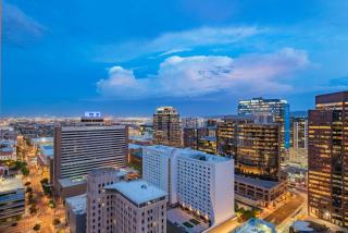 Stylish 1BR HighRise DT, Parking, Pool, Gym, W-D, Golf - Phoenix - 5