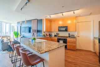 Stylish 1BR HighRise DT, Parking, Pool, Gym, W-D, Golf - Phoenix - 3