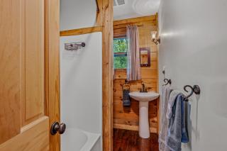 Seventh Heaven - Hot Tub, Pet Friendly, Grill, Wifi, Deck, Covered Porch, Family Friendly, Kid's Loft, King Bed - Great Cacapon - 7