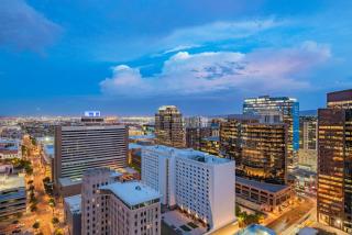 Elegant 28th Floor High Rise, Gym, Parking, Pool, Golf - Phoenix - 2