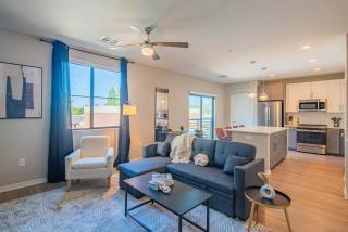 Modern 2BR Uptown Biltmore Gym Pool Parking WD - Phoenix - 0