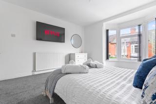 Leicester Central 4BR Home - Garden - Sleeps 10 - 4