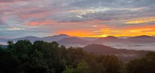 Big Bear Lodge-Hot tub-Gazebo-Million dollar Views - Waynesville - 8
