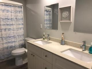 Sleeps 8! Just a 2 minute walk to Beach 1 - Wasaga Beach - 6