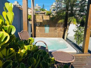 Residencial com piscina possui Jacuzzi Aquecida com Hidromassagem - Bombinhas - 1