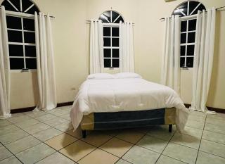 4BR Oasis with Rooftop Lounge offering Scenic Belize Views - San Ignacio - 2