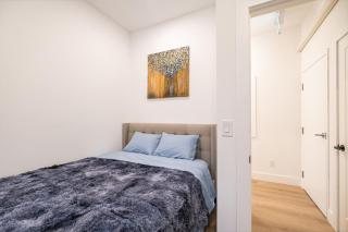 Adorable Modern Master Bedroom near Colleges and K-town - Toronto - 6