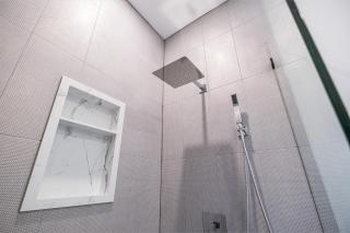 Adorable Modern Master Bedroom near Colleges and K-town - Toronto - 5