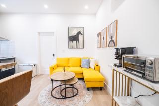 Adorable Modern Master Bedroom near Colleges and K-town - Toronto - 3