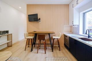 Adorable Modern Master Bedroom near Colleges and K-town - Toronto - 2
