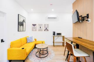 Adorable Modern Master Bedroom near Colleges and K-town - Toronto - 1
